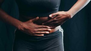 Douleur bas ventre gauche chez la femme : quelles peuvent être les causes ?