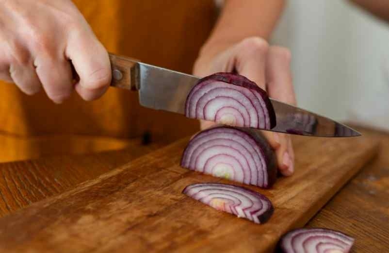 L'oignon coupé sur la table de nuit France Légumes L'oignon coupé sur la table de nuit France Légumes