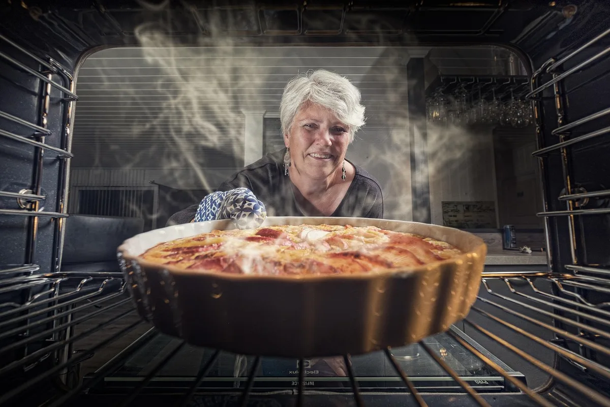 Un plat de cobbler à côté d'un crumble et d'une tarte en cuisine
