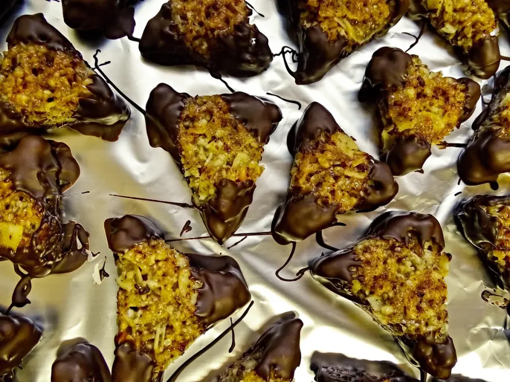 Bol de granola sans céréales, noix et graines sur une table baignée de lumière
