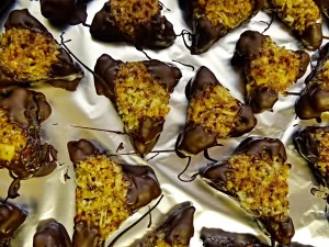 Bol de granola sans céréales, noix et graines sur une table baignée de lumière