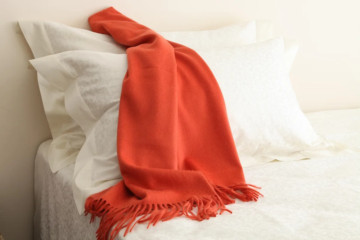 Draps étendus à l'air libre séchant au soleil