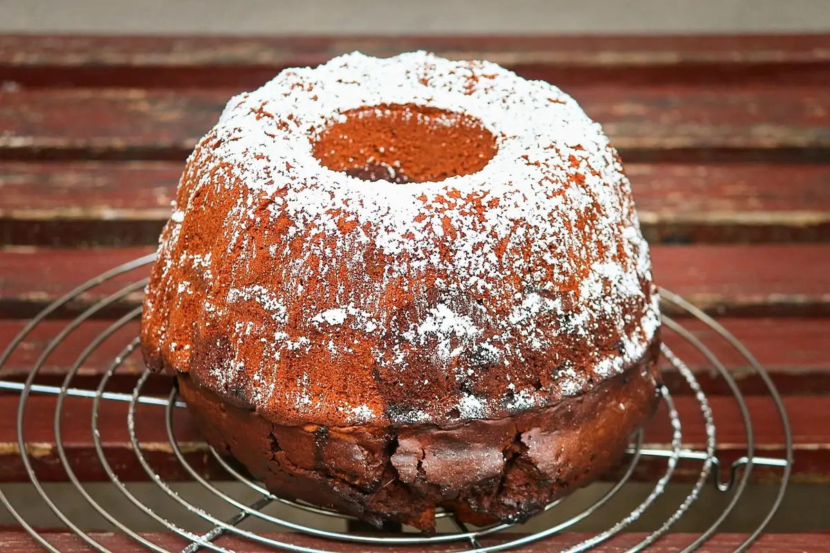 Amandes effilées toastées disposées sur un gâteau