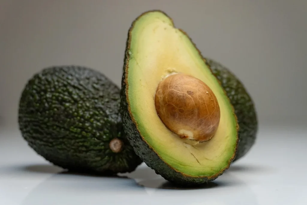 Salade verte aux graines et avocat sur une table de cuisine en pleine lumière du jour