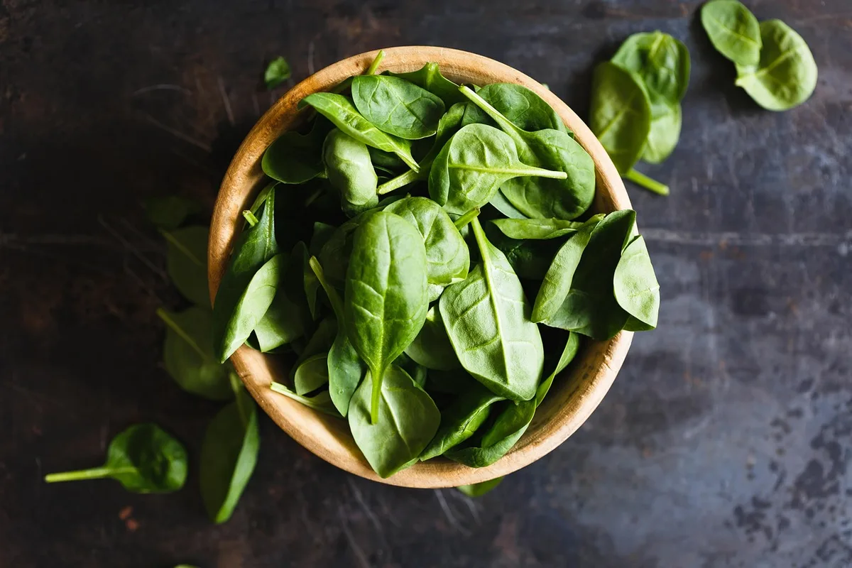 Bol de légumes, légumineuses, noix et graines riches en magnésium