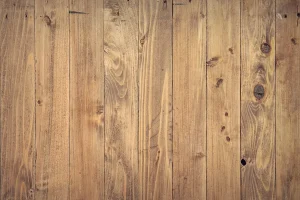 Assiette de panisses dorées sur une planche en bois, fenêtre et lumière du jour en arrière-plan