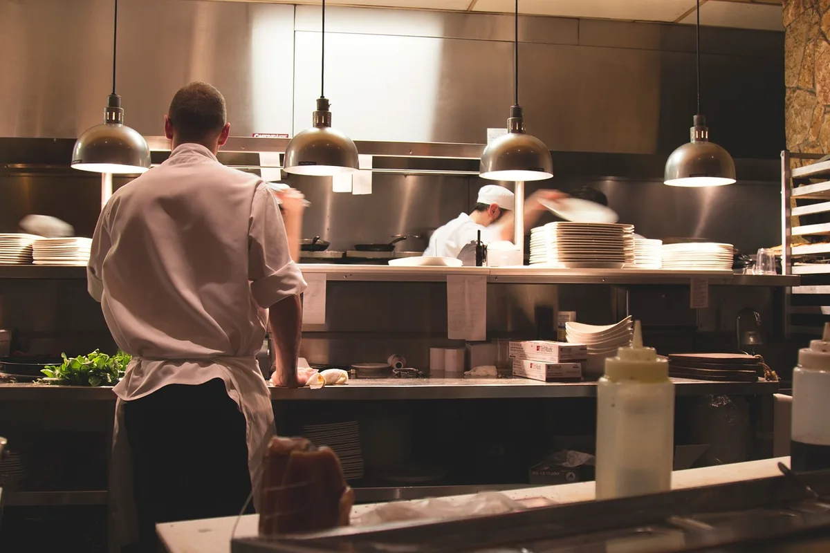 Nettoyage d'un plan de travail de cuisine avec un chiffon et un produit désinfectant
