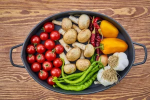 Poivrons poblano préparés sur un plan de travail avec farce et salsa en arrière-plan
