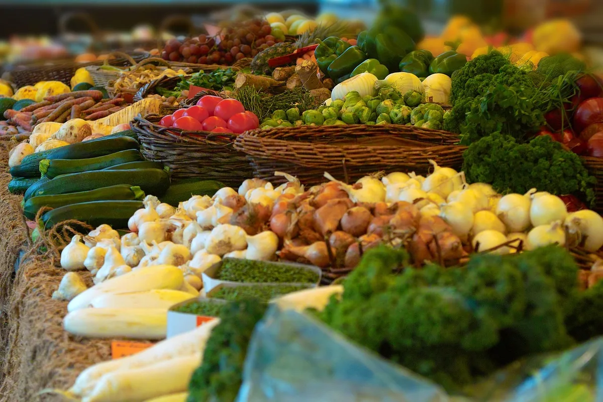 Légumes frais de ferme disposés sur une table rustique
