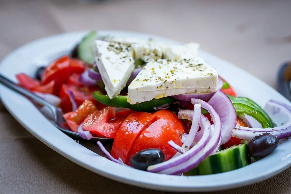 Salade de tomates caramélisées avec fromage et herbes
