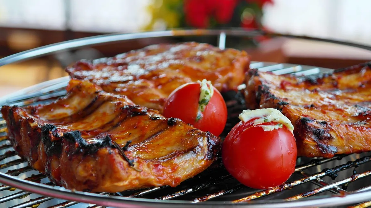 Tranches de légumes colorés en train de griller sur une barbecue en journée